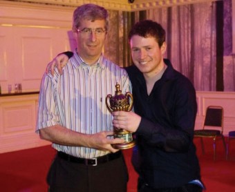 Bernard Mahoney, judge, and Tesco Group store director, presents David O’Regan with his first place award at the Your Store’s Got Talent competition in aid of the Irish Cancer Society, Tesco’s chosen charity of the year.