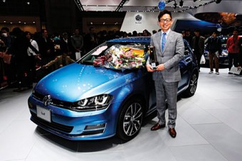  Shigeru Shoji, president of Volkswagen Japan proudly holds the Japan COTY trophy.