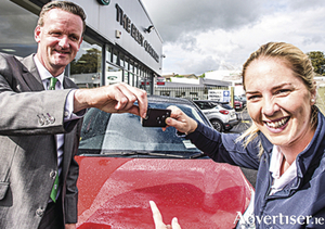 Joanne Murphy receiving the keys to the Renault Captur. Photo by Michal Dzikowski.
