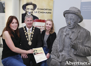 Galway City Mayor Frank Fahy, with Siobh&aacute;n N&iacute; Dhufaigh and Kelly N&iacute; Mhor&aacute;in of Conradh na Gaeilge, at the launch of Com&oacute;rtas U&iacute; Chonaire, which took place in the Galway City Museum.
