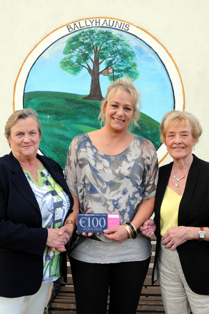 Mary Lyons ( Lady Captain Ballyhaunis golf club) prresenting a voucher for &euro;100 sponsored by Miss DesignerGolf to winner Mariette Podgieter also in the photograph is Norrie Dillon (Competition Secretary).Photo: Glynn&#039;s Photography, Castlerea.