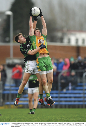 Gary Sice of Corofin fields a kickout ahead of Kevin O&#039;Donovan of Nemo Rangers during the AIB GAA Football All-Ireland Senior Club Championship semi-final match at Cusack Park in Ennis, Clare. 
Photo by Brendan Moran/Sportsfile