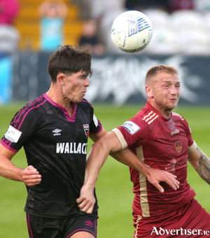 Joe Manley, Wexford FC, and Stephen Walsh, Galway United, in SSE Airtricity League first division action at Eamonn Deacy Park. Photo:-Mike Shaughnessy.
