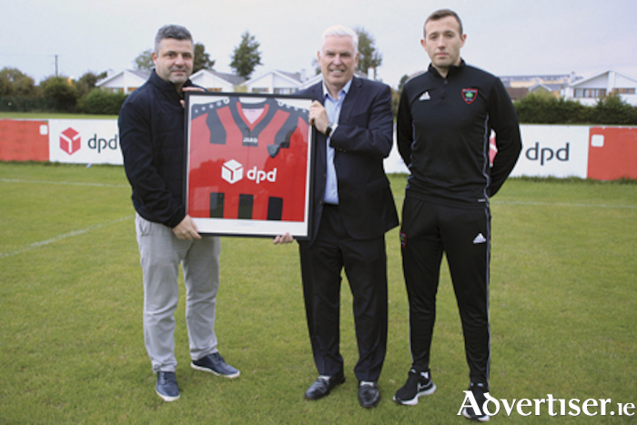 Marking the new sponsorship agreement between DPD Ireland and Willow Park FC were, l-r, Declan Holohan, chairman, Willow Park FC, Des Travers, CEO, DPD Ireland and Ian Dempsey, captain of Willow Park’s Leinster Senior League team
