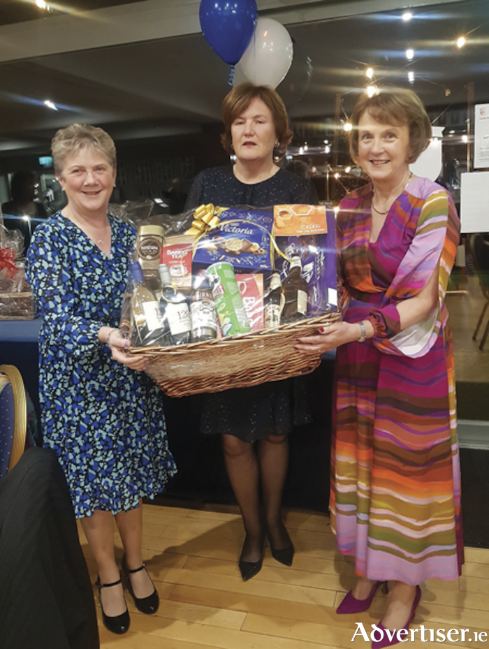 Margaret Byrne receives her prize from Noreen O’Rourke of Irish Life Sciences.  Also pictured is Athlone Golf Club Lady Captain, Frances McGettigan