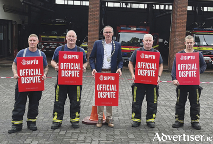 Cathaoirleach of Westmeath County Council, Cllr Aengus O’Rourke, is pictured on the picket line with SIPTU members of the retained firefighters at Athlone Fire Station.  Pictured, l-r, Mark McMonigle, Anthony Greene, Barry Dowling and Kieran Scullion.
