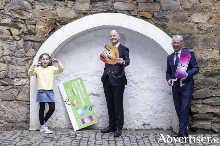 Pictured from L-R Sienna Lavery (Age 10), Minister Ossian Smyth and Leo Donovan, CEO of WEEE Ireland at the launch of Recycle Your Electrical Waste for Free! Campaign. The first-of-its-kind national waste electrical recycling campaign launches today, encouraging people that they can return their electrical waste for free recycling at hundreds of drop off points across the country.
Photographed by Shane O’Neill, Coalesce.