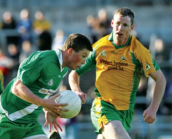 Corofin's Greg Higgins tries to close down Moycullen’s Gareth Bradshaw in action from the Claregalway Hotel Senior Football Championship quarter-final at Pearse Stadium on Saturday. Photo:-Mike Shaughnessy