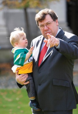 Taoiseach Brian Cowen and Oisin Murphy launched GOAL’s jersey day which takes place on October 3.