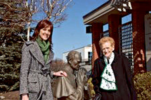 Cllr Michelle Mulherin, Mayor of Ballina, and Mrs Margaret Miller (nee Gallagher) niece of Rosary Priest Fr Patrick Peyton at a statue of Fr Peyton in Prayer Garden at St Peter's Cathedral, Scranton on the occasion of the laying of a wreath by Mayor Mulherin in observance of the 100th anniversary of Fr Peyton's birth.