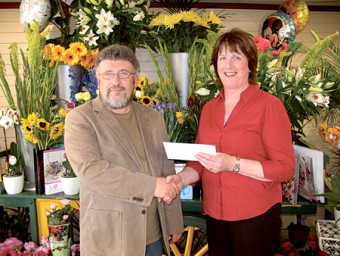 Owen Goonan of the Darling Buds of May presents a €300 cash prize to competition winner Helen Melody.