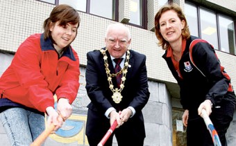 Picture at City Hall on Monday to announce details of the European Hockey Indoor Club Challenge were Mayor Declan McDonell with Deirdre Hattona and Meriel FitzSimons of Galway Hockey Club. 
Photo:-Mike Shaughnessy.