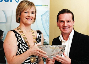 Brenda Gannon, President, JCI Galway presents the prize to last year's overall winner Johnny Donnelly of Arcana. Photo:-Mike Shaughnessy