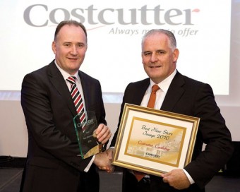 Jim Barry MD Barrys Group presents Pat Staunton of Costcutter Castlebar with an award for 'Best New Store Image 2010' at the Costcutters Awards Banquet Dinner at the Ritz Carlton.
Photo: Peter Houlihan / PH Photography