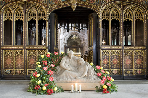 The Holy Night Statue, by the artist Josefina de Vasconcellos, who was in her eighties when this beautiful image was made.