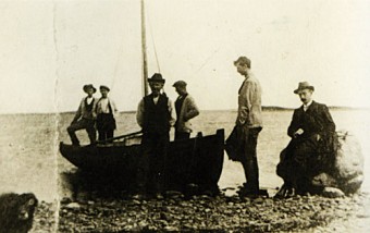 Summers on Tawin: De Valera with boatmen on the beach at Tawin Island (Photo taken from Diarmaid Ferriter’s Judging Dev).
