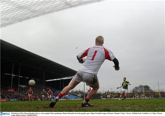 Game changer: Bryan Sheehan puts the ball past Robert Hennelly from the penalty spot. Photo:Sportsfile