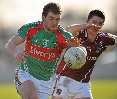 Eyes on the ball: Mayo’s Aidan O’Shea will be in full championship mode on Saturday against Roscommon in the Connacht u21 championship. On Sunday he will also be part of James Horan’s squad when Mayo take on Armagh in the National Football League. 
Photo: Sportsfile. 