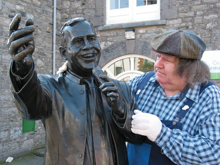 Richie Kavanagh with the Joe Dolan statue in Mullingar