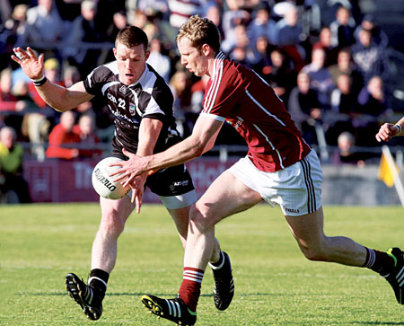 Galway's Greg Higgins and Sligo's Tony Taylor in action from the Connacht Senior Football Championship semi-final at Pearse Stadium on Saturday.
Photo:-Mike Shaughnessy