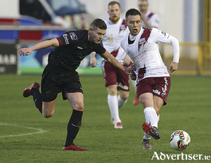 Galway United&#039;s Alan Murphy on attack is chased by Mark Slater of Wexford FC in the  SSE Airtricity League game at Eamonn Deacy
 Park. Photo: Mike Shaughnessy