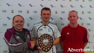 Eric O&#039;Brien, league secretary and cisteoir Galway Handball Board, with league champion Ois&iacute;n &Oacute; Cual&aacute;in (Micheal Breathnachs) and league runner-up Kieran Hanley (Williamstown).
