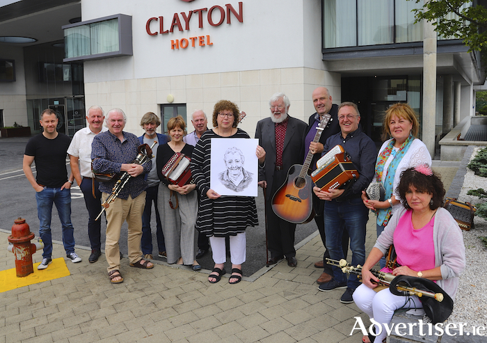 Aonghus and Colie O’ Flaherty, Tígh Chóilí; Tommy Keane, Sean Keane, Anne Conroy, Matt Keane, Jody Henry (holding Helene Cunniffe's portrait of her late husband Sean) Joe Keane, Don Stiffe, Paddy Clancy, and Jacqueline and Marion McCarthy. Photo: Brian Harding.