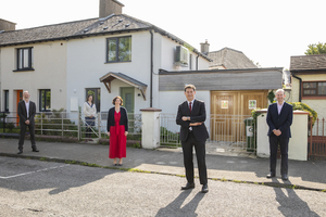 Pictured at the launch in Dublin of the new partnership at a recently completed SuperHome are (L-R): Seamus Hoyne, Chairperson, Tipperary Energy Agency; Anja Murray, homeowner; Marguerite Sayers, Executive Director, Electric Ireland; Eamon Ryan TD, Minister for the Environment, Climate and Communications; Stephen O&rsquo;Connor, Managing Director, Electric Ireland SuperHomes.