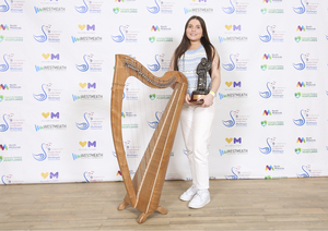 Hannah Lyons of CC&Eacute;, Caislean a&#039;Bharraigh, Co Mayo, 1st Place All Ireland Winner of the Irish Harp &quot;Leo Griffin Perpetual Trophy&quot; (15-18 years) at the 2022 Comhaltas Ceolt&oacute;ir&iacute; &Eacute;ireann All Ireland Fleadh Cheoil in Mullingar. Photo: Anna Allen Photography Mullingar.
 