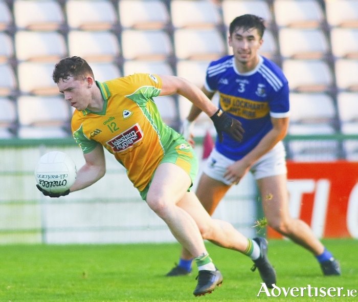 On the attack: Corofin's Dylan Brady is chased by Eamonn Ó Conlain of An Spidéal in  the Bon Secours Galway Senior Football Championship game at Pearse Stadium on Tuesday evening. Photo:- Mike Shaughnessy
