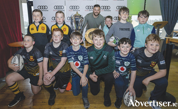 Robbie Henshaw pictured with some of the Buccaneer U-12 players at The Bounty. Photo credit: Terry O’Neill