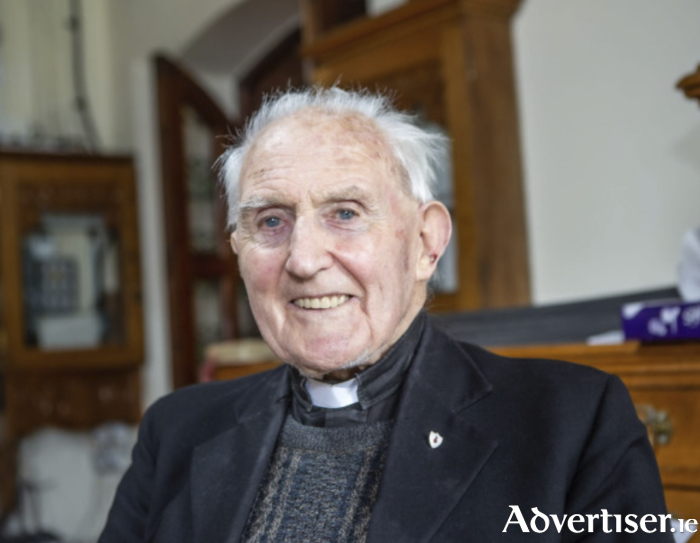 Joyeuses célébrations pour le père Ambrose, centenaire de Loughrea, avec messe et fête