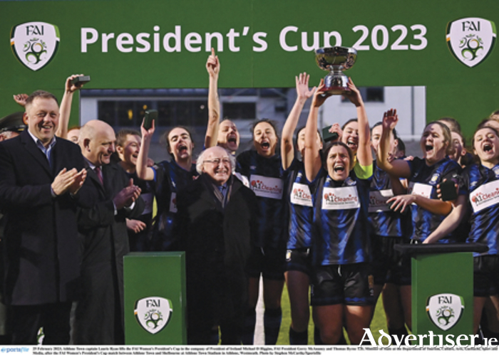 Athlone Town captain Laurie Ryan lifts the FAI Women’s President’s Cup in the company of President of Ireland Michael D Higgins, FAI President Gerry McAnaney and Deputy Thomas Byrne, following the home team’s victory over Shelbourne in the 2023 fixture.  Photo by Stephen McCarthy/Sportsfile