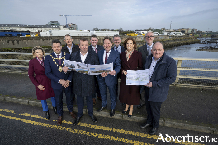 Phelim O’Neill, Head of Property, Land Development Agency, and Minister for Housing, Local Government and Heritage Darragh O’Brien TD (centre)  at Galway Harbour alongside local politicians and representatives from the Galway Harbour Company and Galway City Council to announce the transfer of a 3-acre Galway Harbour site, with potential for more than 250 homes, to the LDA. 
Photo Andrew Downes