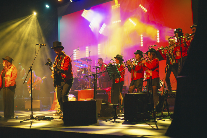 There are 15 Circus Ponies in the ensemble 