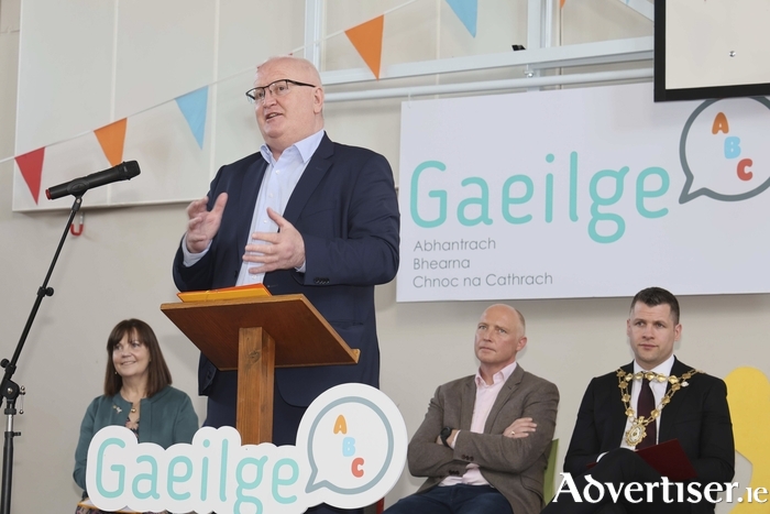 Plean Teanga Bhearna – Chnoc na Cathrach á sheoladh ag Aodhán Mac Cormaic, stiúrthóir na Gaeilge le Roinn na Gaeltachta.