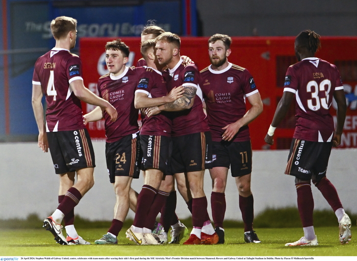 Stephen Walsh of Galway United, centre, celebrates with team-mates after scoring their side's first goal during the SSE Airtricity Men's Premier Division match between Shamrock Rovers and Galway United at Tallaght Stadium in Dublin. Photo by Piaras Ó Mídheach/Sportsfile.