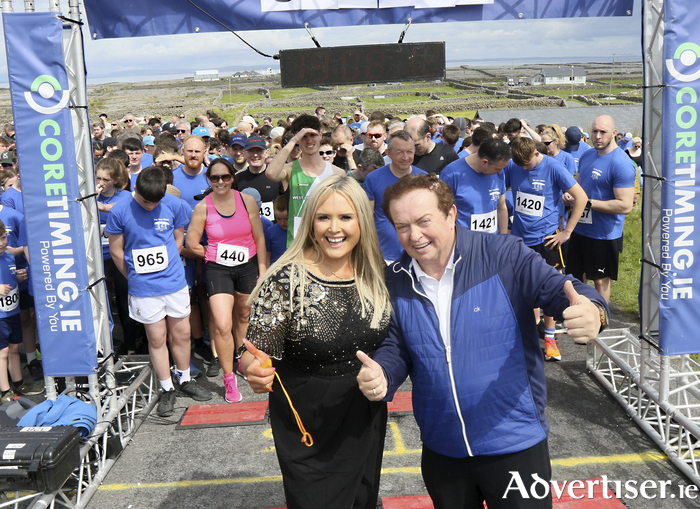 Mairéad Ní Fhátharta, Principal of Coláiste Naomh Eoin, with sports personality and commentator Marty Morrissey at the starting line of Inis Iron Meáin 2023.