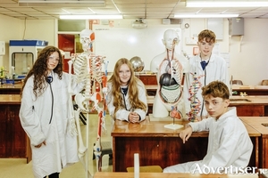 AnnieMay, Liosa, Darragh agus Tom&aacute;s &oacute; Bliain 1 ag d&eacute;anmah staid&eacute;ar ar ch&uacute;rsa&iacute; Bitheola&iacute;ocht.