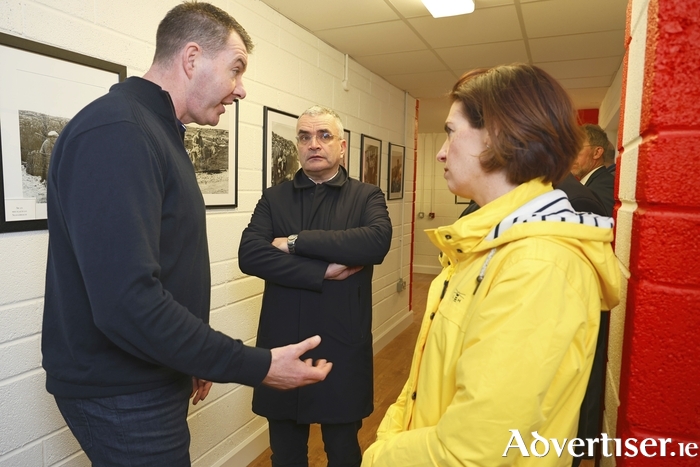 Seán Ó Domhnaill manager of An Crompán, An Cheathrú Rua community centre chats with Minister for Rural and Community Development and the Gaeltacht, Dara Calleary TD, and Hildegarde Naughton TD at An Crompán, An Cheathrú Rua on Tuesday. Photo: Mike Shaughnessy