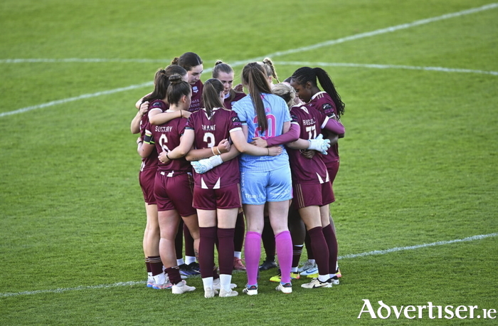 Galway United players in a huddle at half-time during the SSE Airtricity Women's Premier Division match between Galway United and Athlone Town at Eamonn Deacy Park in Galway. Photo by Piaras Ó Mídheach/Sportsfile