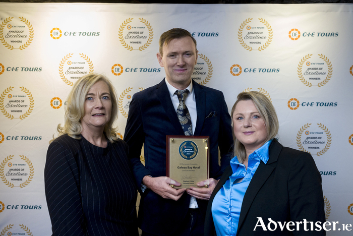 Galway Bay Hotel’s General Manager, Eoin Chambers & Food & Beverage Manager, Karolina Korda receiving their award of excellence from CIÉ Tours. 