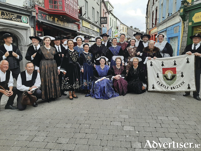 Cercle Brizeux ae traditional dancers