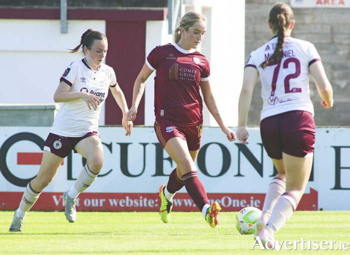 Galway United’s Ceola Bergin comes under pressure from Sligo 
Rovers Alice Lillie in action from the SSE Airtricity Women's 
Premier Division game at Eamonn Deacy Park. 
(Photo: Mike Shaughnessy)
