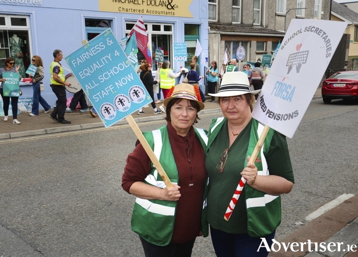 Luisa Carty and Rena McGrath protesting Forsa Union members in Loughrea on Tuesday. Photo: Mike Shaughnessy