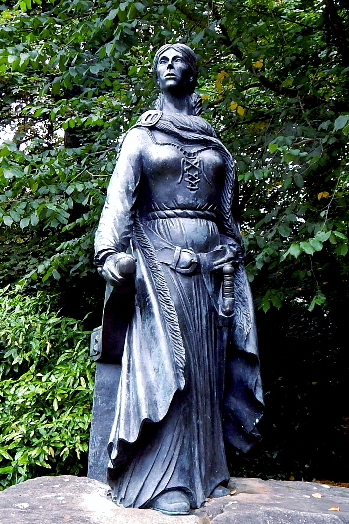 Statue depicting Gráinne Ní Mháille outside Westport House, Co Mayo. Photo credit: Suzanne Mischyshyn.
