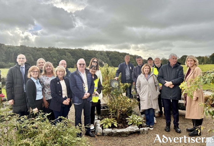 Clarinbridge Tidy Towns members pictured with Pride of Place judges Tom Dowling and Alison Dowling; Cathaoirleach of Galway County Council Cllr. David Collins; Liam Hanrahan, Chief Executive, Galway County Council; Michael Owens, Director of Services; Community Staff of Galway County Council; Cllr. Martina Cunnane, and SCCUL staff.

