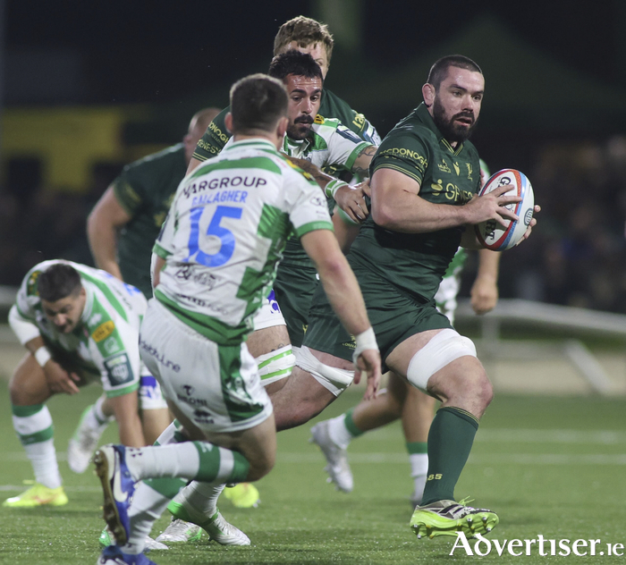 Connacht captain Paul Boyle leads an attack against 
Benetton Treviso in action 
from the first game of the 
United Rugby Championship 
at the Dexcom Stadium. 
(Photo: Mike Shaughnessy)