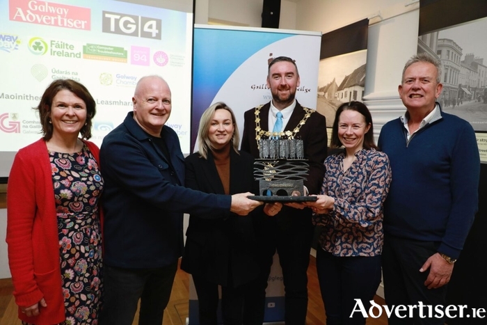M&aacute;ire McCarthy, CEO of the Galway Advertiser and Declan Varley, Group Editor of the Galway Advertiser (Main Sponsors of the Gradam), Margaret Jenkins, F&aacute;ilte Ireland, The Mayor of the City of Galway Cllr. Mike Cubbard, M&aacute;ire N&iacute; Chonghaile, Acadamh na hOllscola&iacute;ochta Gaeilge, Ollscoil na Gaillimhe agus Diarmuid &Oacute; Conchubhair, Galway Bay FM at a photoshoot in the Galway City Museum to announce the Gradam Sponsors for 2026. The Gradam is now open for nominations until the February 12 2026.