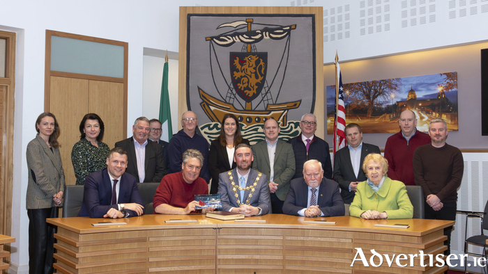 Front Row: Cllr Eddie Hoare, Alderman Michael Murphy Milwaukee, Mayor of the City of Galway, Cllr Mike Cubbard, Cllr Donal Lyons, Cllr Terry O Flaherty. Back Row: Louise Monaghan, Caitriona Morgan, Cllr John Mc Donagh, Brian Barrett, Prof Dave Murphy Milwaukee, Cailin Branchford, Thomas Fisher, Keith Finnegan, Ruair&iacute; Lehmann, Brendan Dunne, Michael Scott (Photo Cormac MacMahon).